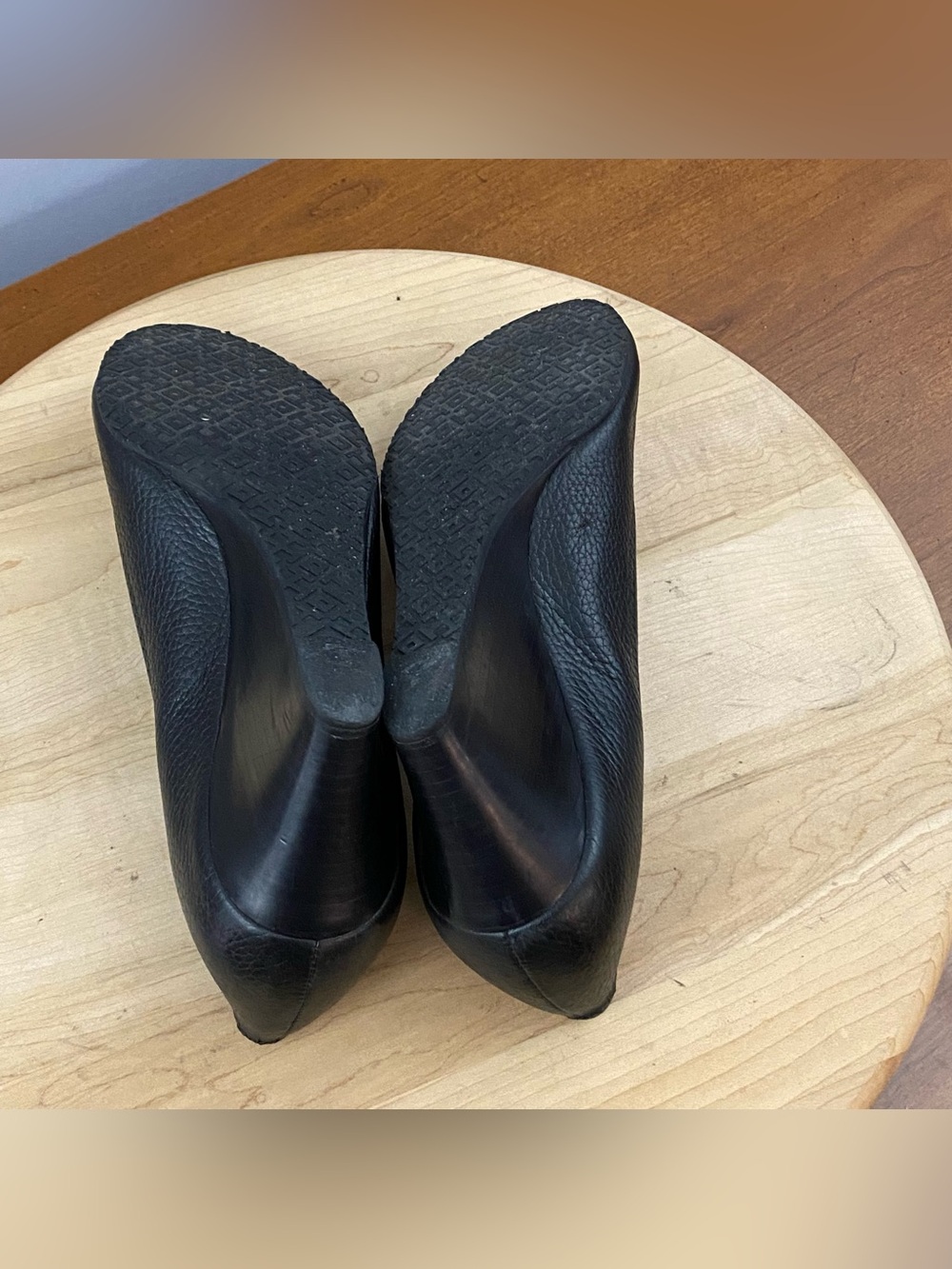 Tory Burch Sally Black Tumbled Pebbled Leather Peep Toe Wedge Pumps Sz 7.5M Y2K - Picture 7 of 16